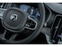 Volvo XC90 T8 Plug-in hybrid AWD Ultra Dark | 7-Zits | Google | Panoramadak | Luchtvering | Stoelverwarming Voor + Achter | Trekhaak | Elek. Stoelen | Massage | Stoelventilatie | Head-up Display | 360 Camera | Lederen Bekleding | Zitverlenging | 21" LM