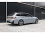 BMW 3-Serie Touring 330e | M-Pakket | Panoramadak | HUD | Curved Display | Sportstoelen | Adaptieve Cruise Control | Ele. verstelbare stoelen + Geheugen | Camera | DAB | Apple CarPlay/Android Auto | LED |