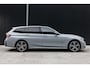 BMW 3-Serie Touring 330e | M-Pakket | Panoramadak | HUD | Curved Display | Sportstoelen | Adaptieve Cruise Control | Ele. verstelbare stoelen + Geheugen | Camera | DAB | Apple CarPlay/Android Auto | LED |