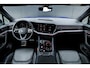 Volkswagen Touareg 3.0 TSi eHybrid 4MOTION R | Luchtvering | Panoramadak | Matrix Led IQ | Discover Pro Max | Comfort-Stoelen | Trekhaak | Stoelverwarming V + A | Nachtzicht-Assistent | Park Assist Pro | Connectivity-Pakket | Adaptieve Cruise Control |