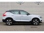Volvo XC40 1.5 T4 Recharge R-Design | Dealeronderhouden | Adaptive Cruise control | Panoramadak | Visual Park Assist | Intellisafe Assist | Drive Modes | Preconditioning | Luxury 2 Pack  | 19 Inch | All Seasonbanden | Verlichtingspack 2 | Keyless | Premium Audio by Harman Kardon | Elektrische achterklep | Verwarmbaar stuurwiel | Elektrisch verstelbare voorstoelen | Verwarmbare voorstoelen | Verwarmbare achterbank