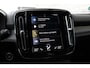 Volvo XC40 1.5 T4 Recharge R-Design | Dealeronderhouden | Adaptive Cruise control | Panoramadak | Visual Park Assist | Intellisafe Assist | Drive Modes | Preconditioning | Luxury 2 Pack | 19 Inch | All Seasonbanden | Verlichtingspack 2 | Keyless | Premium Audio by Harman Kardon | Elektrische achterklep | Verwarmbaar stuurwiel | Elektrisch verstelbare voorstoelen | Verwarmbare voorstoelen | Verwarmbare achterbank