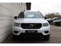 Volvo XC40 1.5 T4 Recharge R-Design | Dealeronderhouden | Adaptive Cruise control | Panoramadak | Visual Park Assist | Intellisafe Assist | Drive Modes | Preconditioning | Luxury 2 Pack  | 19 Inch | All Seasonbanden | Verlichtingspack 2 | Keyless | Premium Audio by Harman Kardon | Elektrische achterklep | Verwarmbaar stuurwiel | Elektrisch verstelbare voorstoelen | Verwarmbare voorstoelen | Verwarmbare achterbank