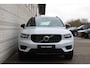 Volvo XC40 1.5 T4 Recharge R-Design | Dealeronderhouden | Adaptive Cruise control | Panoramadak | Visual Park Assist | Intellisafe Assist | Drive Modes | Preconditioning | Luxury 2 Pack | 19 Inch | All Seasonbanden | Verlichtingspack 2 | Keyless | Premium Audio by Harman Kardon | Elektrische achterklep | Verwarmbaar stuurwiel | Elektrisch verstelbare voorstoelen | Verwarmbare voorstoelen | Verwarmbare achterbank