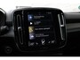 Volvo XC40 1.5 T4 Recharge R-Design | Dealeronderhouden | Adaptive Cruise control | Panoramadak | Visual Park Assist | Intellisafe Assist | Drive Modes | Preconditioning | Luxury 2 Pack  | 19 Inch | All Seasonbanden | Verlichtingspack 2 | Keyless | Premium Audio by Harman Kardon | Elektrische achterklep | Verwarmbaar stuurwiel | Elektrisch verstelbare voorstoelen | Verwarmbare voorstoelen | Verwarmbare achterbank