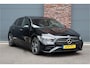 Mercedes-Benz A-klasse 180 AMG Line Aut7 | Facelift | Panoramadak | Verwarmd Stuurwiel | Trekhaak | Camera | Keyless Go | Widescreen | Sfeerverlichting | Stoelverwarming | High Perf. LED |