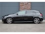 Mercedes-Benz A-klasse 180 AMG Line Aut7 | Facelift | Panoramadak | Verwarmd Stuurwiel | Trekhaak | Camera | Keyless Go | Widescreen | Sfeerverlichting | Stoelverwarming | High Perf. LED |