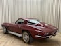 Chevrolet Corvette C2 Coupé / Matching Numbers / 350 PK / 4-Speed Manual / Milano Maroon Red / 1965 / Sidepipes / Kelsey Hayes Knock Off