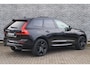 Volvo XC60 2.0 T8 Plug-in hybrid AWD Plus Black Edition | Adaptieve Cruise Control | Panoramadak | Trekhaak | Stoel-/Stuur-/Voorruitverwarming | Dodehoek Detectie | 360° Parkeercamera | Harman Kardon Audio |