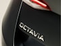 Skoda Octavia Combi 1.0 TSI Sportline Automaat (VIRTUAL COCKPIT, APPLE CARPLAY, GROOT NAVI, SFEERVERLICHTING, STOELVERWARMING, CAMERA, KEYLESS, GETINT GLAS, TREKHAAK, NIEUWSTAAT)
