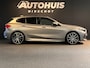 BMW 1-Serie 120i High Executive Edition M Pano/ M stoelen/ H&K/ 19"/ Camera/ Keyless/ Skyscraper Grau