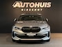 BMW 1-Serie 120i High Executive Edition M Pano/ M stoelen/ H&K/ 19"/ Camera/ Keyless/ Skyscraper Grau