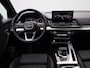 Audi Q5 2.0 TFSI e-hybrid quattro S edition Competition l Adaptive cruise control l Glazen panoramadak l Dodehoekdetectie l Head-up display l 360 graden camera l Elektrische voorstoelen l Stoelverwarming voor en achter l Airco l Navigatie l Optiekpakket zwart plus l Trekhaak l Apple Carplay / Android auto l  Privacy glas l