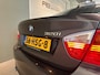 BMW 3-Serie 320i AUTOMAAT/CRUISE CONTROL/STOELVERWARMING/KANTEL/SCHUIFDAK/PARKEERSENSOREN V&A/CLIMA AIRCO/NAVIGATIE/LM-VELGEN