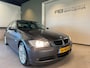 BMW 3-Serie 320i AUTOMAAT/CRUISE CONTROL/STOELVERWARMING/KANTEL/SCHUIFDAK/PARKEERSENSOREN V&A/CLIMA AIRCO/NAVIGATIE/LM-VELGEN