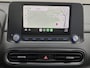 Hyundai Kona Electric EV Comfort Smart 39 kWh Automaat / Fabrieksgarantie tot 11-2027 / Batterijgarantie 8 jaar / Accu SOG 95,70% / Allseason banden / CCS snelladen / Stuur- & Stoelverwarming / Navigatie via Apple Carplay of Android Auto / Adaptief cruise control /
