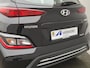 Hyundai Kona Electric EV Comfort Smart 39 kWh Automaat / Fabrieksgarantie tot 11-2027 / Batterijgarantie 8 jaar / Accu SOG 95,70% / Allseason banden / CCS snelladen / Stuur- & Stoelverwarming / Navigatie via Apple Carplay of Android Auto / Adaptief cruise control /