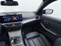 BMW 3-Serie Touring 320e VAN € 42.899,- VOOR € 39.877,- UW LENTEVOORDEEL: €3.022,-! | M-SPORT | FACELIFT| PANO|1.STE EIGENAAR, DEALER OH. | LEER | ELEK. TREKHAAK| FABRIEKSGARANTIE T/M 08 2027| LEER| STOELVERWARMING| 19 INCH! SUPER COMPLEET!