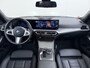 BMW 3-Serie Touring 320e VAN € 42.899,- VOOR € 39.877,- UW LENTEVOORDEEL: €3.022,-! | M-SPORT | FACELIFT| PANO|1.STE EIGENAAR, DEALER OH. | LEER | ELEK. TREKHAAK| FABRIEKSGARANTIE T/M 08 2027| LEER| STOELVERWARMING| 19 INCH! SUPER COMPLEET!