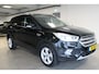 Ford Kuga 1.5-150pk EcoBoost Titanium. Nette Ford Kuga met een trekgewicht van maar liefst 2.000kg ! Autm. airco, stoel-, stuur- en voorraamverw., camera, parkeersensoren achter, navigatie, telefoonvoorb.,  17"LM wielen+all season banden, trekhaak, adapt. cruise cntrl etc.
