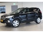 Ford Kuga 1.5-150pk EcoBoost Titanium. Nette Ford Kuga met een trekgewicht van maar liefst 2.000kg ! Autm. airco, stoel-, stuur- en voorraamverw., camera, parkeersensoren achter, navigatie, telefoonvoorb.,  17"LM wielen+all season banden, trekhaak, adapt. cruise cntrl etc.
