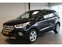 Ford Kuga 1.5-150pk EcoBoost Titanium. Nette Ford Kuga met een trekgewicht van maar liefst 2.000kg ! Autm. airco, stoel-, stuur- en voorraamverw., camera, parkeersensoren achter, navigatie, telefoonvoorb.,  17"LM wielen+all season banden, trekhaak, adapt. cruise cntrl etc.