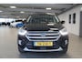 Ford Kuga 1.5-150pk EcoBoost Titanium. Nette Ford Kuga met een trekgewicht van maar liefst 2.000kg ! Autm. airco, stoel-, stuur- en voorraamverw., camera, parkeersensoren achter, navigatie, telefoonvoorb.,  17"LM wielen+all season banden, trekhaak, adapt. cruise cntrl etc.