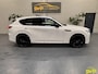 Mazda CX-60 2.5 e-SkyActiv PHEV Homura Plus | Alle packs | Rhodaium White Metallic | Pano | Trekhaak | Bose | ACC | 360 cam | Navi | HUD | Dodehoek | memory | Stoelverwarming | Stoelventilatie