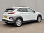 Hyundai Kona Electric EV Premium 64 kWh / Volledig Dealer Onderhouden / 8 jaar batterijgarantie tot 160.000km / SOH 100% / 3-Fase / Adaptieve cruise control / HUD / Lederen bekleding / Stoelverwarming, Stoelventilatie & Stuurverwarming / Apple carplay/Android auto /