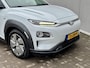 Hyundai Kona Electric EV Premium 64 kWh / Volledig Dealer Onderhouden / 8 jaar batterijgarantie tot 160.000km / SOH 100% / 3-Fase / Adaptieve cruise control / HUD / Lederen bekleding / Stoelverwarming, Stoelventilatie & Stuurverwarming / Apple carplay/Android auto /