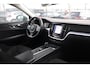 Volvo V60 B3 Momentum Advantage 163pk | Stoelverwarming | Dodehoek | Camera | Trekhaak | ACC | Climate |