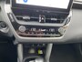 Toyota Corolla Cross 2.0 HYBRID 184PK FIRST-EDITION BLIND-SPOT ELEK-ACHTERKLEP LM-VELGEN KEYLESS PARK-SENSOREN STOELVERW DRAADLOOS-LADEN AD-CRUISE BLUETOOTH