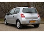 Renault Twingo 1.2-16V 75pk Dynamique AUT. | Automaat! | Radio | Elek. ramen | Stuurbekrachtiging | Centr. deurvergr. | Bumpers in kleur | Metallic lak |
