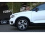 Volvo XC40 2.0 T4 AWD R-Design | Trekhaak | Stuur- en stoelverwarming | BLIS | Memory Seat | Adaptieve Cruise met Stuurhulp | Lava Orange interieur