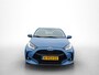 Toyota Yaris 1.5 Hybrid First Edition Mats foto's maken. staat boven in showroom