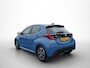 Toyota Yaris 1.5 Hybrid First Edition Mats foto's maken. staat boven in showroom
