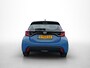 Toyota Yaris 1.5 Hybrid First Edition Mats foto's maken. staat boven in showroom