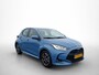 Toyota Yaris 1.5 Hybrid First Edition Mats foto's maken. staat boven in showroom