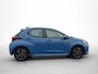 Toyota Yaris 1.5 Hybrid First Edition Mats foto's maken. staat boven in showroom