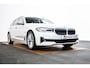 BMW 5-Serie Touring 530e Luxury Line - Trekhaak - Comforstoelen - Getinte Ruiten - High Beam Assistant - Hifi - Elektrisch verwarmde voorstoelen -