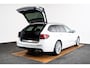 BMW 5-Serie Touring 530e Luxury Line - Trekhaak - Comforstoelen - Getinte Ruiten - High Beam Assistant - Hifi - Elektrisch verwarmde voorstoelen -