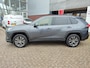 Toyota RAV4 2.5 Hybrid AWD DYNAMIC TREKHAAK 1650KG TREKGEW EL-ACHTERKLEP 18'' LM-VELGEN CAMERA PARK-SENSOREN CLIMA APPLE/ANDROID NL-AUTO