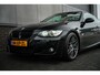 BMW 3-Serie Cabrio 325i 218 pk High Executive M-Sportpakket / NL-Auto/ Leder/ Sport-Stoelen/ Stoel.Verw/ Climate/ Cruise-Controle/ Sport-Uitlaat/ 19'' LMV