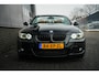 BMW 3-Serie Cabrio 325i 218 pk High Executive M-Sportpakket / NL-Auto/ Leder/ Sport-Stoelen/ Stoel.Verw/ Climate/ Cruise-Controle/ Sport-Uitlaat/ 19'' LMV