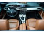 BMW 3-Serie Cabrio 325i 218 pk High Executive M-Sportpakket / NL-Auto/ Leder/ Sport-Stoelen/ Stoel.Verw/ Climate/ Cruise-Controle/ Sport-Uitlaat/ 19'' LMV