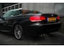BMW 3-Serie Cabrio 325i 218 pk High Executive M-Sportpakket / NL-Auto/ Leder/ Sport-Stoelen/ Stoel.Verw/ Climate/ Cruise-Controle/ Sport-Uitlaat/ 19'' LMV
