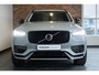 Volvo XC90 T8 AWD Ultra Dark | Verwarmde, Geventileerde en Masserende Voorstoelen | Luchtvering | Panoramisch Schuif-/Kanteldak | Semi-Elektrische Trekhaak | 360º Camera | Gelamineerd en Getint Glas Achter| Bowers & Wilkins |