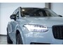 Volvo XC90 T8 AWD Ultra Dark | Verwarmde, Geventileerde en Masserende Voorstoelen | Luchtvering | Panoramisch Schuif-/Kanteldak | Semi-Elektrische Trekhaak | 360º Camera | Gelamineerd en Getint Glas Achter| Bowers & Wilkins |