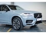 Volvo XC90 T8 AWD Ultra Dark | Verwarmde, Geventileerde en Masserende Voorstoelen | Luchtvering | Panoramisch Schuif-/Kanteldak | Semi-Elektrische Trekhaak | 360º Camera | Gelamineerd en Getint Glas Achter| Bowers & Wilkins |