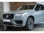 Volvo XC90 T8 AWD Ultra Dark | Verwarmde, Geventileerde en Masserende Voorstoelen | Luchtvering | Panoramisch Schuif-/Kanteldak | Semi-Elektrische Trekhaak | 360º Camera | Gelamineerd en Getint Glas Achter| Bowers & Wilkins |